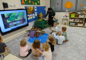 dzieci tworzą makietę