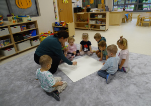 dzieci tworzą wspólną pracę