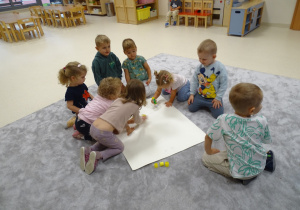 dzieci tworzą wspólną pracę