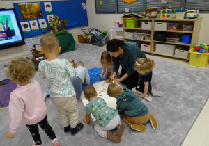 dzieci tworzą wspólną pracę