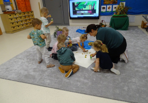 dzieci tworzą wspólną pracę