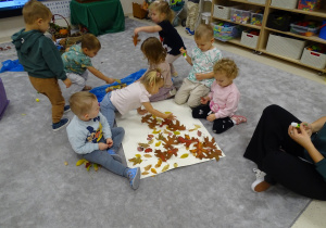 dzieci tworzą wspólną pracę