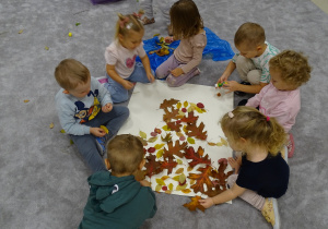 dzieci tworzą wspólną pracę