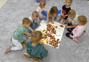 dzieci tworzą wspólną pracę