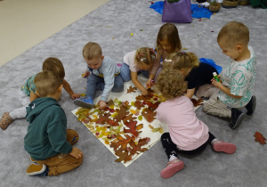 dzieci tworzą wspólną pracę