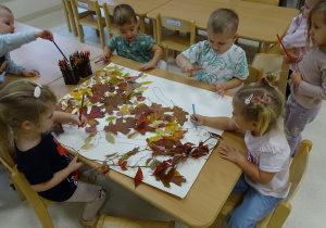 dzieci tworzą wspólną pracę