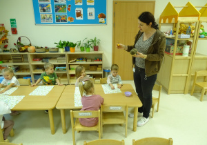 dzieci robią pracę plastyczną z kasztanów