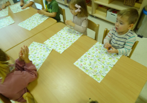 dzieci robią pracę plastyczną z kasztanów