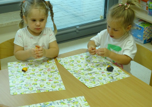 dzieci robią pracę plastyczną z kasztanów