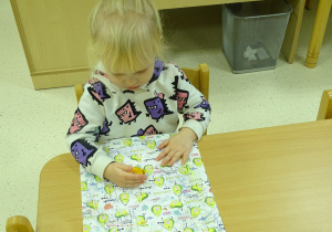 dziecko robi pracę plastyczną