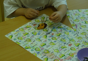 dziecko robi pracę plastyczną