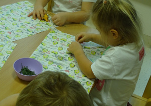 dziecko robi pracę plastyczną