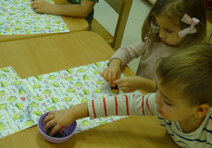 dziecko robi pracę plastyczną