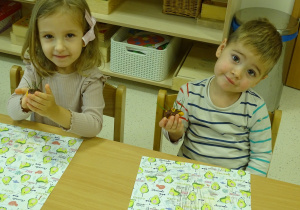 dziecko robi pracę plastyczną