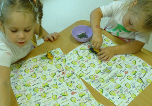 dziewczynki robią pracę