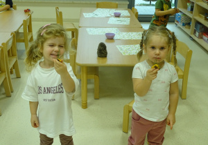 dziewczynki z pracami