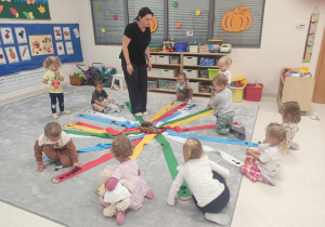 dzieci podczas zabawy z wiatrakiem matematycznym