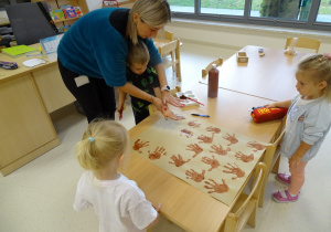 dzieci odbijają rączki