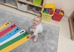 dzieci podczas zabawy z wiatrakiem matematycznym