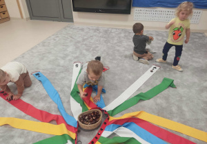 dzieci podczas zabawy z wiatrakiem matematycznym