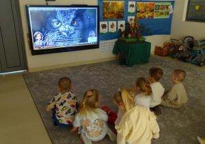 dzieci oglądają film o sowach