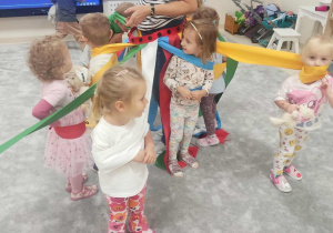 dzieci podczas zabawy z wiatrakiem matematycznym