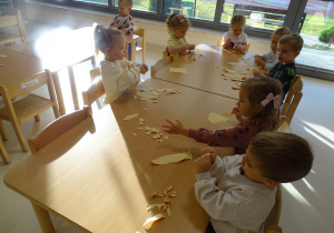 dzieci rozrywają kartkę