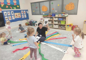 dzieci podczas zabawy z wiatrakiem matematycznym