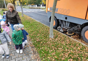 dzieci podczas spaceru