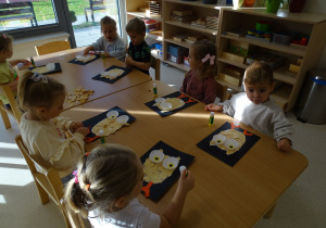 dzieci robią pracę plastyczną