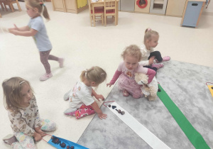 dzieci podczas zabawy z wiatrakiem matematycznym