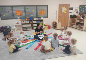 dzieci podczas zabawy z wiatrakiem matematycznym