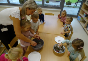 dzieci wyciągają liście z wody spinaczami