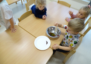 dzieci wyciągają liście z wody spinaczami