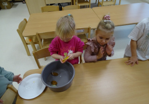 dzieci wyciągają liście z wody spinaczami