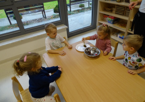 dzieci wyciągają liście z wody spinaczami