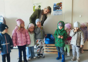 maluszki przed salą gimnastyczną