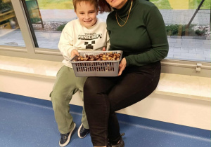 pani z chłopcem trzyma kasztany