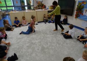 02 Pani rozdaje chłopcom odznakę tajnego agenta