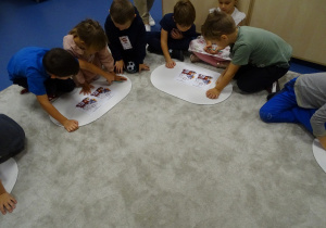 03 Dzieci w trójkach odnajdują różnice na dwóch obrazkach