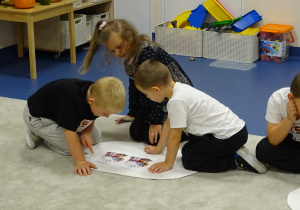 04 Dzieci pracują w małych grupkach