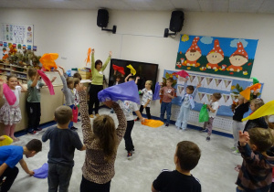 08 Zabawy z chustami