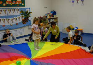 10 Polusia skacze po chuście