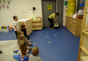 12 Pani idzie po śladach i znajduje czarodziejską skrzynię