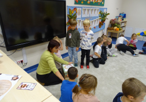 13 Dziewczynki wręczają chłopcom prezenty