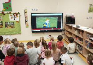 Dzieci oglądają bajkę o Leosiu