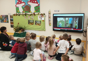 Dzieci oglądają bajkę