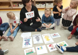 Zabawy na dywanie z postaciami z krainy emocji