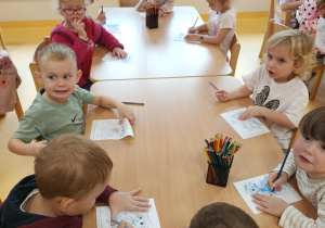 praca plastyczna przy stoliku