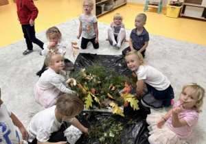 Dzieci tworzą makietę lasu